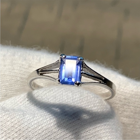 Beautiful Ceylon Sapphire White Gold Ring - Picture 4 of 11